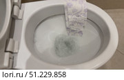 An Unusual Toilet Scene Featuring Paper, Liquid, and Various Unique Elements to Explore. An unusual sight featuring a toilet bowl containing liquid and paper, which sparks curiosity and interest. Стоковое видео, видеограф worker / Фотобанк Лори