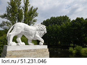 White Lion on bank of Square Pond. Moskovsky Victory Park, Saint Petersburg, Russia. Редакционное фото, фотограф Валерия Попова / Фотобанк Лори