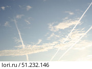 Следы от самолетов в закатном небе. Стоковое фото, фотограф Мария Сергеева / Фотобанк Лори