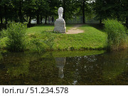 Lion on bank of Square Pond on sunny summer day. Moskovsky Victory Park, Saint Petersburg, Russia. Стоковое фото, фотограф Валерия Попова / Фотобанк Лори
