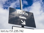 Taxi Rank Direction Sign with Arrow Against Blue Sky, Urban Transport Wayfinding. Стоковое фото, фотограф Zydrius Tartenis / Фотобанк Лори