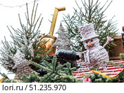 Concept of preparation and decoration for the New Year 2026. Holiday snowmen on the streets of Moscow. Christmas background with a snowman. Стоковое фото, фотограф Photojuli / Фотобанк Лори