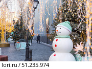 Concept of preparation and decoration for the New Year 2026. Holiday snowmen on the streets of Moscow. Christmas background with a snowman. Стоковое фото, фотограф Photojuli / Фотобанк Лори