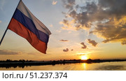 Флаг России на фоне заката. Стоковое видео, видеограф Мария Сергеева / Фотобанк Лори