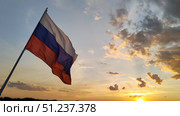 Флаг России на фоне заката. Стоковое видео, видеограф Мария Сергеева / Фотобанк Лори