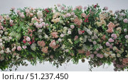 Beautiful flower arrangement hanging for wedding ceremony creating romantic atmosphere. Стоковое видео, видеограф Mikhail Davidovich / Фотобанк Лори