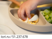 Close-up of toddler's hand picking healthy baby food. Стоковое фото, фотограф Скоробогатова Е. / Фотобанк Лори