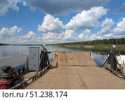 Паром причаливает к берегу. Стоковое фото, фотограф PhotoMirny / Фотобанк Лори