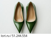 Elegant Green Pointed Toe Shoes Perfect for Formal or Casual Occasions. Стоковое AI-изображение, AI-художник Юлия Гапеенко / Фотобанк Лори