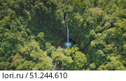 Tall secluded waterfall cascades through dense tropical jungle in Costa Rica. Стоковое видео, видеограф Igor Tichonow / Фотобанк Лори