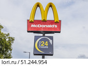 McDonald Golden Arches Sign with 24 Hours Panel. London, UK, 14 July 2024. Редакционное фото, фотограф Zydrius Tartenis / Фотобанк Лори