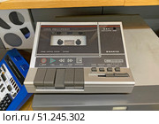 Кассетный магнитофон Sanyo. Экспонат "Яндекс Музея", Москва (2024 год). Редакционное фото, фотограф Мария Кылосова / Фотобанк Лори