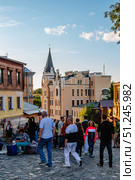 Kyiv, Ukraine - August 24, 2013: Tourists near souvenir shops on Andreevsky Descent in Kyiv. Редакционное фото, фотограф Татьяна  Бральнина / Фотобанк Лори