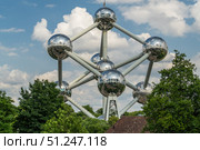 Atomium Landmark Modernist Building in Brussels, Belgium. Редакционное фото, фотограф Максим Забаровский / Фотобанк Лори