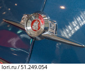 Classic Blue Plymouth Cambridge 4-Door Sedan Car Hood Ornament Close-Up (1952) (2024 год). Редакционное фото, фотограф Sergakoff / Фотобанк Лори