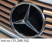 Gleaming Mercedes-Benz Logo on Silver Grille (2024 год). Редакционное фото, фотограф Sergakoff / Фотобанк Лори
