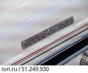 1936 Auburn Speedster 876 Supercharged Emblem Close-Up. Редакционное фото, фотограф Sergakoff / Фотобанк Лори
