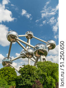 Atomium Landmark Modernist Building in Brussels, Belgium. Редакционное фото, фотограф Максим Забаровский / Фотобанк Лори