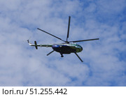 Вертолёт Ми-8Т (бортовой №:RA-24575) в небе над островом Кижи, Республика Карелия, Россия (2021 год). Редакционное фото, фотограф Алексей Иванов / Фотобанк Лори