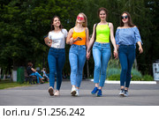 Happy women in blue jeans walking in summer park. Стоковое фото, фотограф Андрей Аркуша / Фотобанк Лори
