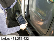 Car theft using a scanner. The thief is near the car. Стоковое фото, фотограф Александр Поташев / Фотобанк Лори