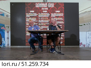Дмитрий Пучков (Гоблин) и Клим Жуков на лекции  о мифах в истории.  Новгородская область. 2025 год. Редакционное фото, фотограф Дмитрий Мельников / Фотобанк Лори