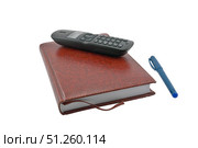 Ежедневник, ручка, калькулятор и трубка радиотелефона на белом фоне. A daily planner, pen, calculator and a radiotelephone handset on a white background. Стоковое фото, фотограф Татьяна Д / Фотобанк Лори