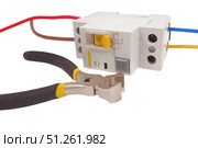 Блоки автоматических выключателей, провод и кусачки на белом фоне. Automatic circuit breakers. Стоковое фото, фотограф Татьяна Д / Фотобанк Лори