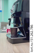 A black coffee maker sits on a wooden table.  Russia. Moscow. 07.09.25. Редакционное видео, видеограф Ярославский Максим / Фотобанк Лори