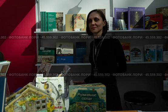 06.04.2023, Москва. Международная ярмарка интеллектуальной литературы «non/fictioNвесна» в Гостином дворе. Девушка-продавец книг. Редакционное фото, фотограф Дмитрий Киселёв / Фотобанк Лори