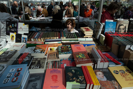 06.04.2023, Москва. Международная ярмарка интеллектуальной литературы «non/fictioNвесна» в Гостином дворе. Женщина за прилавком с книгами. Редакционное фото, фотограф Дмитрий Киселёв / Фотобанк Лори