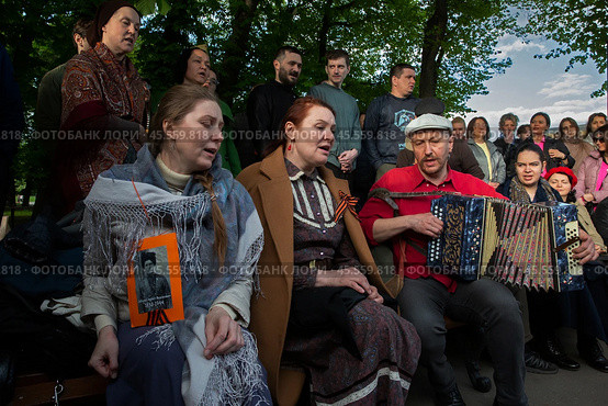 09.05.2023, Москва, Парк Горького, День Победы. Люди поют военные песни под гармошку. Редакционное фото, фотограф Дмитрий Киселёв / Фотобанк Лори
