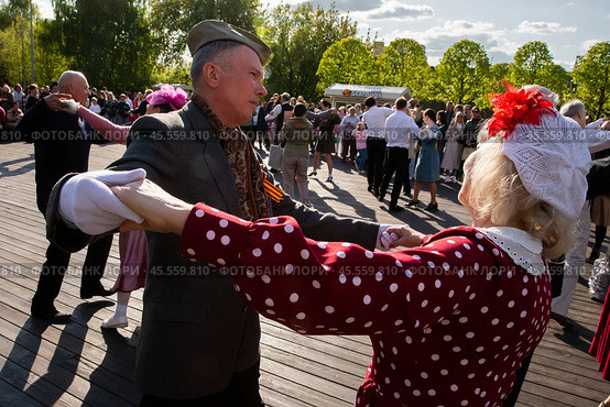 09.05.2023, Москва, Парк Горького, День Победы. Люди танцуют под звуки вальса. Редакционное фото, фотограф Дмитрий Киселёв / Фотобанк Лори