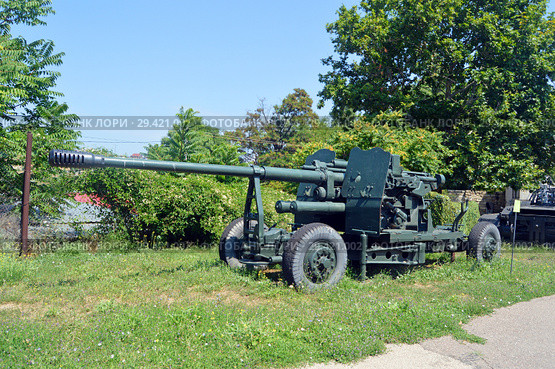 100-миллиметровая береговая артиллерийская установка КСМ-65 образца 1951 года на территории Военно-исторического музея фортификационных сооружений "Михайловская батарея" в Севастополе, Крым (2018 год). Редакционное фото, фотограф Александр Замараев / Фотобанк Лори