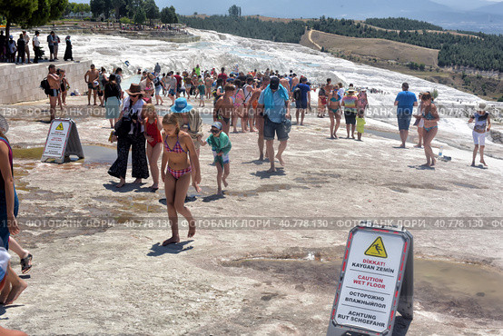 19,07,2015 Turkey, Denizli, tourists in Pamukkale. Редакционное фото, фотограф Анна Кривицкая / Фотобанк Лори
