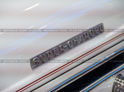 1936 Auburn Speedster 876 Supercharged Emblem Close-Up. Редакционное фото, фотограф Sergakoff / Фотобанк Лори