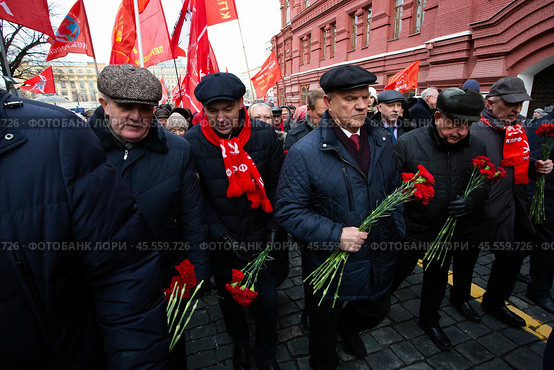 21.01.2023, Москва. Геннадий Зюганов с однопартийцами на шествии по случаю Дня памяти В. И. Ленина. Редакционное фото, фотограф Дмитрий Киселёв / Фотобанк Лори