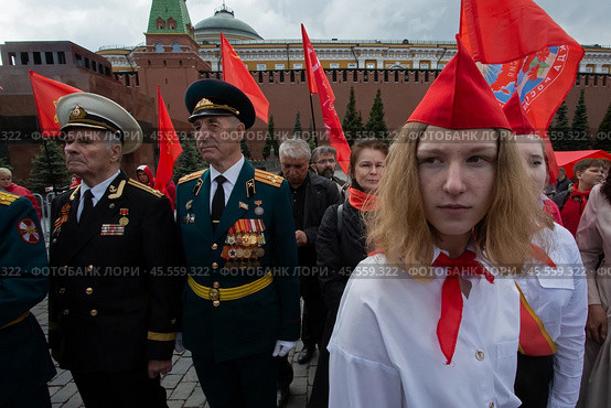 21.05.2023, Москва, Красная Площадь. Торжественный приём в пионеры. Девочка в пилотке и галстуке рядом с отставными офицерами. Редакционное фото, фотограф Дмитрий Киселёв / Фотобанк Лори