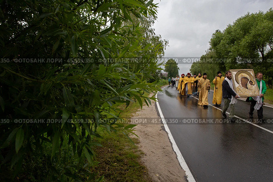 30. 06. 2023, Московская область, посёлок Шувое. Шувойско-Губинския крестный ход с Чудотворной иконой. Редакционное фото, фотограф Дмитрий Киселёв / Фотобанк Лори