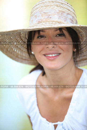 30 years old brunette wearing a straw hat and a summer dress. Стоковое фото, агентство Ingram Publishing / Фотобанк Лори