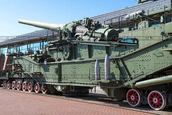 305-мм железнодорожное артиллерийское орудие (ТМ-3-12) крупным планом солнечным летним днем. Музей железных дорог России. Санкт-Петербург (2023 год). Редакционное фото, фотограф Виктор Карасев / Фотобанк Лори