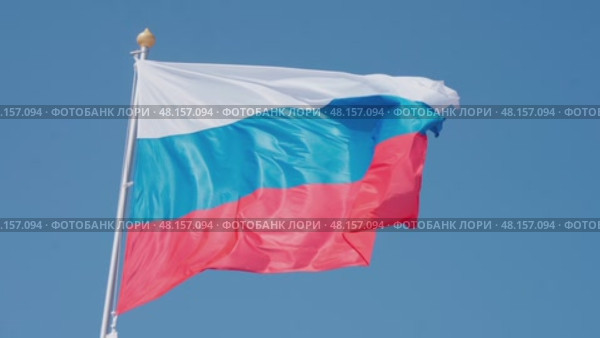 4k, The Russian flag flutters in the wind against the blue sky. Стоковое видео, видеограф Сергей Богомяко / Фотобанк Лори