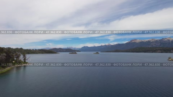4K видео с дрона: озеро Науэль Уапи рядом с Вилла Ла Ангостура летом. Стоковое видео, видеограф Александр Сейгаров / Фотобанк Лори
