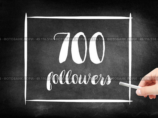 700 followers written on a blackboard. Стоковое фото, агентство Ingram Publishing / Фотобанк Лори