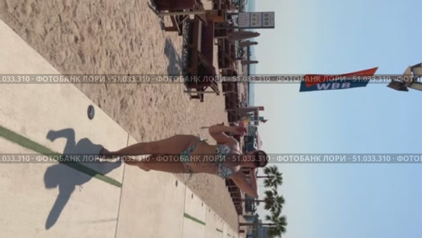 A 50-year-old European woman in a swimsuit is relaxing on a beach in Doha, Стоковое видео, видеограф IRYNA ZAKHARANKA / Фотобанк Лори