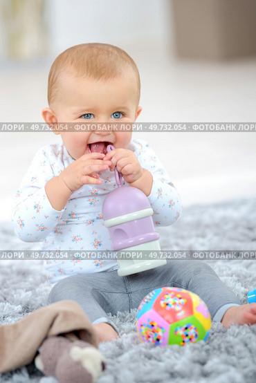 a baby on the carpet. Стоковое фото, агентство Ingram Publishing / Фотобанк Лори
