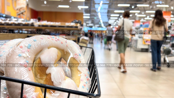 A basket of doughnuts sits on a counter in a grocery store. Russia. Moscow. 02.08.25. Стоковое фото, фотограф Ярославский Максим / Фотобанк Лори