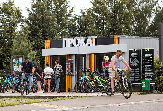 A bicycle or scooter rental point or point. Rent, hire, business. Russia, Moscow region, June 23, 2024. Редакционное фото, фотограф Photojuli / Фотобанк Лори