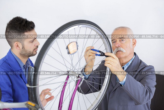 a bike assembler. Стоковое фото, агентство Ingram Publishing / Фотобанк Лори