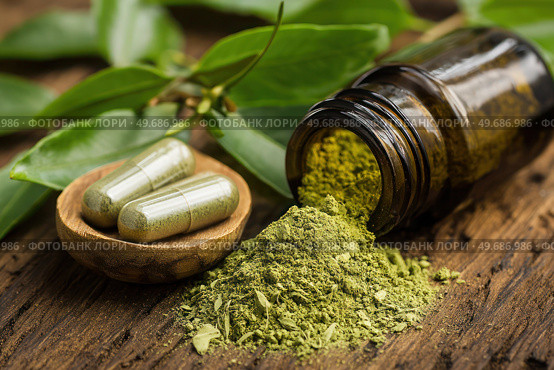A bottle of pills and a spoonful of powder are on a wooden table. Стоковое AI-изображение, AI-художник Ярославский Максим / Фотобанк Лори